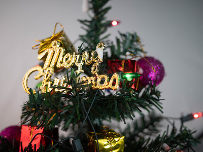 装饰有小玩意儿、灯和小礼物的圣诞树