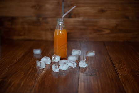 桌上加冰块的新鲜果汁