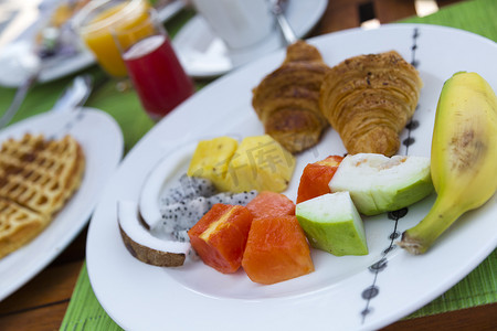 热带新鲜水果和煎饼早餐