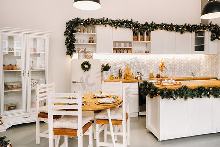 厨房里的圣诞餐桌装饰、上菜前戴眼镜的宴会桌、带季节性装饰的圣诞餐桌特写、水晶玻璃和装饰鹿