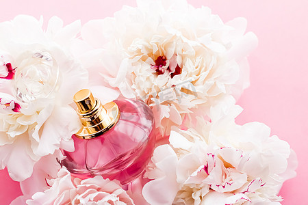 以牡丹花、香水广告和美容品牌为背景的奢华香水瓶作为别致的香水产品