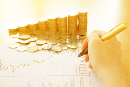 总结报告和财务分析概念、笔和硬币