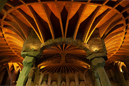 Colonia Guel 教堂内部天花板和柱子，西班牙圣科洛马德切尔韦洛