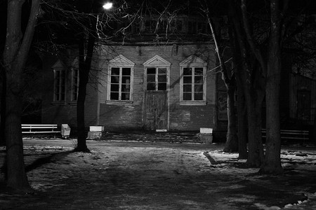 黑白照片晚上街道被其中一条街道上的灯笼阴沉的房子照亮