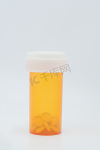 药丸容器摄影照片_在白色的透明医疗药丸容器