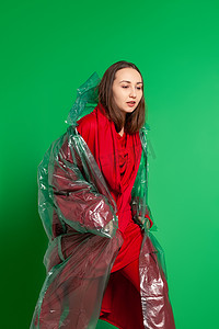 工作室里穿着塑料雨衣的时尚女性