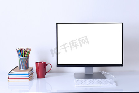 三角桌牌样机摄影照片_在白色桌工作空间背景的计算机显示器