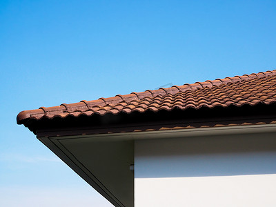 用粘土瓦建造的房子的建筑屋顶，家