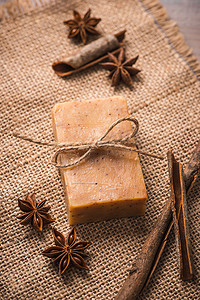 手工制作的肥皂用肉桂和茴香星木制背景。