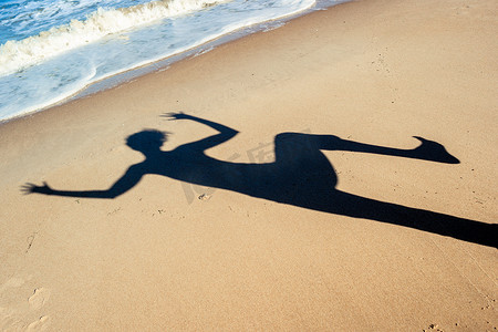 s 附近海滩上的海沙上舞女的影子