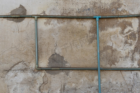 极简摄影照片_极简主义风格，墙上的绿色水管。