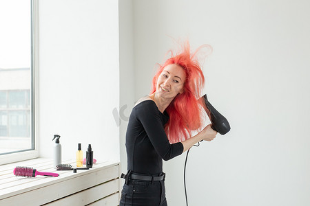 美容机摄影照片_美发师、风格、人的观念 — 女人正在吹干她的彩色头发