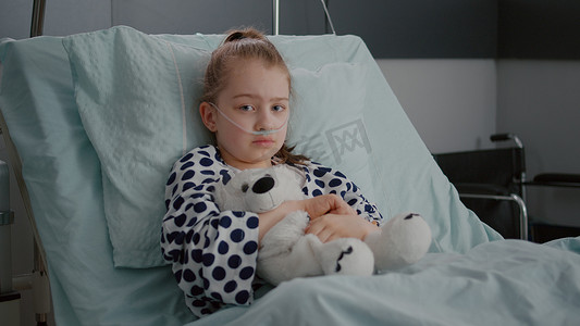 戴氧气鼻管卧床康复小女患者肖像