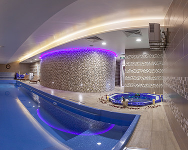现代豪华水疗中心的室内游泳池和浴缸