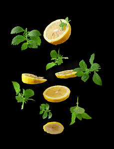 成熟多汁的黄色柠檬片和绿色薄荷枝