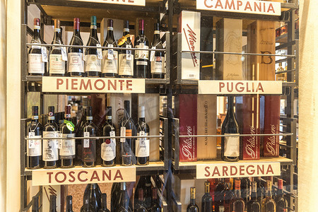 陈年酒摄影照片_意大利博洛尼亚-2018年5月1日：酒庄商店。