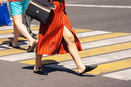 女人在人行横道过马路