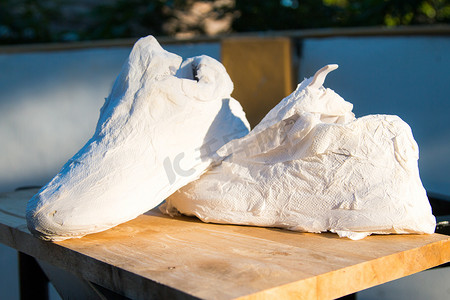 运动鞋用薄纸包好，洗完后拿去晾干。