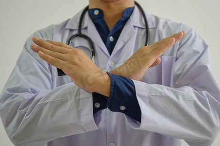 医生举手制止在家，防止感染蔓延。