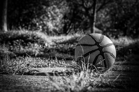 篮球老摄影照片_老篮球在乡村操场上黑白