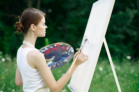 女艺术家自然绘画调色板画架创意风景
