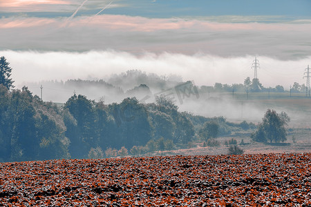 农村风景摄影照片_秋天有雾和有薄雾的日出风景