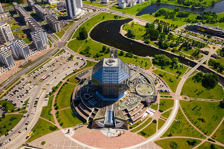 国家图书馆和明斯克一个公园的新社区的顶视图。白俄罗斯，公共建筑