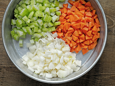 质朴的胡萝卜洋葱和芹菜丁