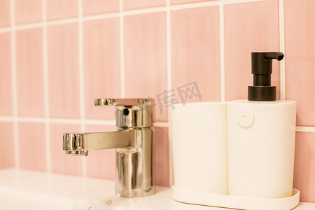 镀铬水龙头配有大理石台面、白色水槽。浴室内配有豪华水龙头混合器。
