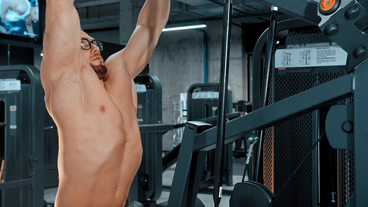 一位有魅力的男子健美运动员在健身房做力量练习