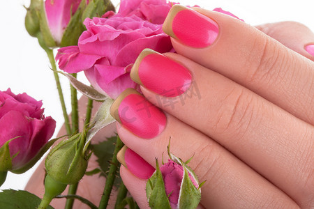 粉色指甲油。