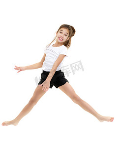 一个穿着纯白T恤的小女孩正在跳跃。