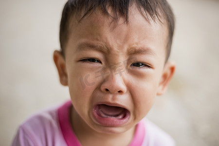 蹒跚学步摄影照片_宝宝在哭，悲伤。