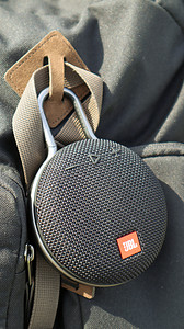 防水圆形蓝牙扬声器 JBL Clip 3，黑色，带登山扣。