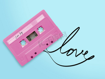 粉红色录音带与标签标签情歌纠结的磁带丝带字爱隔离在蓝色背景，顶视图。