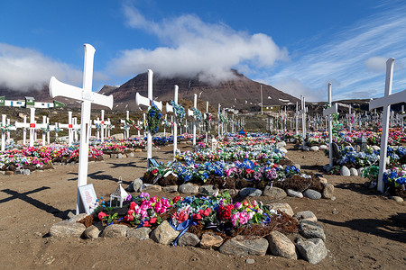 墓地十字架摄影照片_格陵兰岛 Qeqertarsuaq 公墓