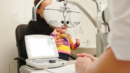医学高科技 — 验光师在诊所检查小女孩的视力 — 儿童眼科