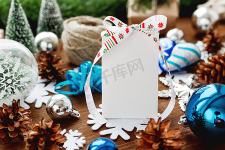 圣诞节和新年背景，木制背景上有礼物、丝带、球和不同的蓝色装饰品。