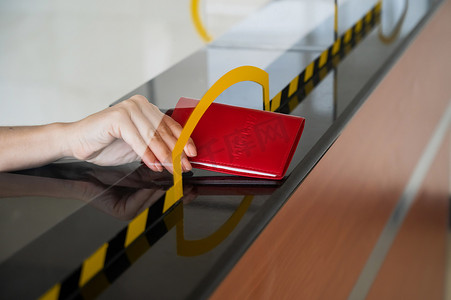 值机柜台的机场工作人员会拿走乘客的护照。
