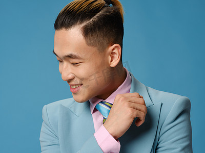 韩国经典摄影照片_快乐的韩国男人穿着经典西装发型模型领带衬衫