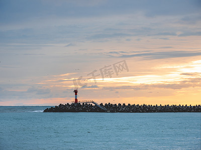 灯塔海边摄影照片_俄罗斯索契黑海的美丽日落。