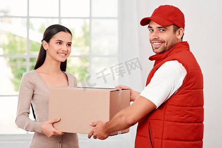 优秀的客户服务是任何公司的首要工作 年轻女子从送货员那里收到包裹