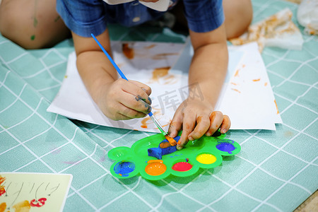 孩子们使用水彩画笔来创造想象力并提高他们的学习技能。