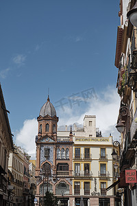 2019年4月，西班牙安达卢西亚塞维利亚典型的装饰立面。