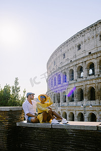 祈福之旅摄影照片_年轻夫妇中年在意大利罗马城市旅行，意大利欧洲，意大利罗马斗兽场体育馆建筑