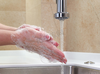 妇女用抗菌肥皂洗手以预防电晕病毒、卫生以阻止冠状病毒传播