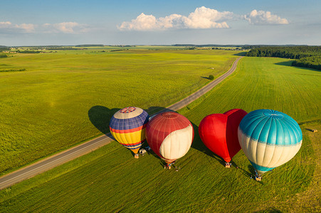 载人航天工程计划摄影照片_载人的气球已准备好在现场起飞