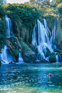 波斯尼亚和黑塞哥维那的 Kravice 瀑布，水柱从 25 米高处落下