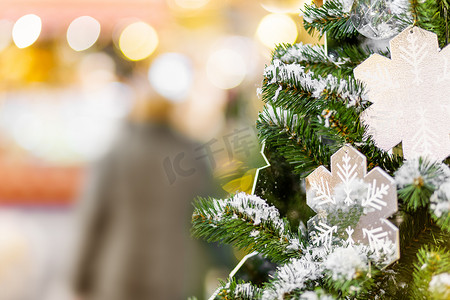 枞树装饰着闪亮的雪花和灯泡，用于庆祝圣诞节和新年。