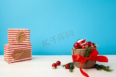 茶叶包装包装盒摄影照片_几件堆放在节日包装中的圣诞礼物